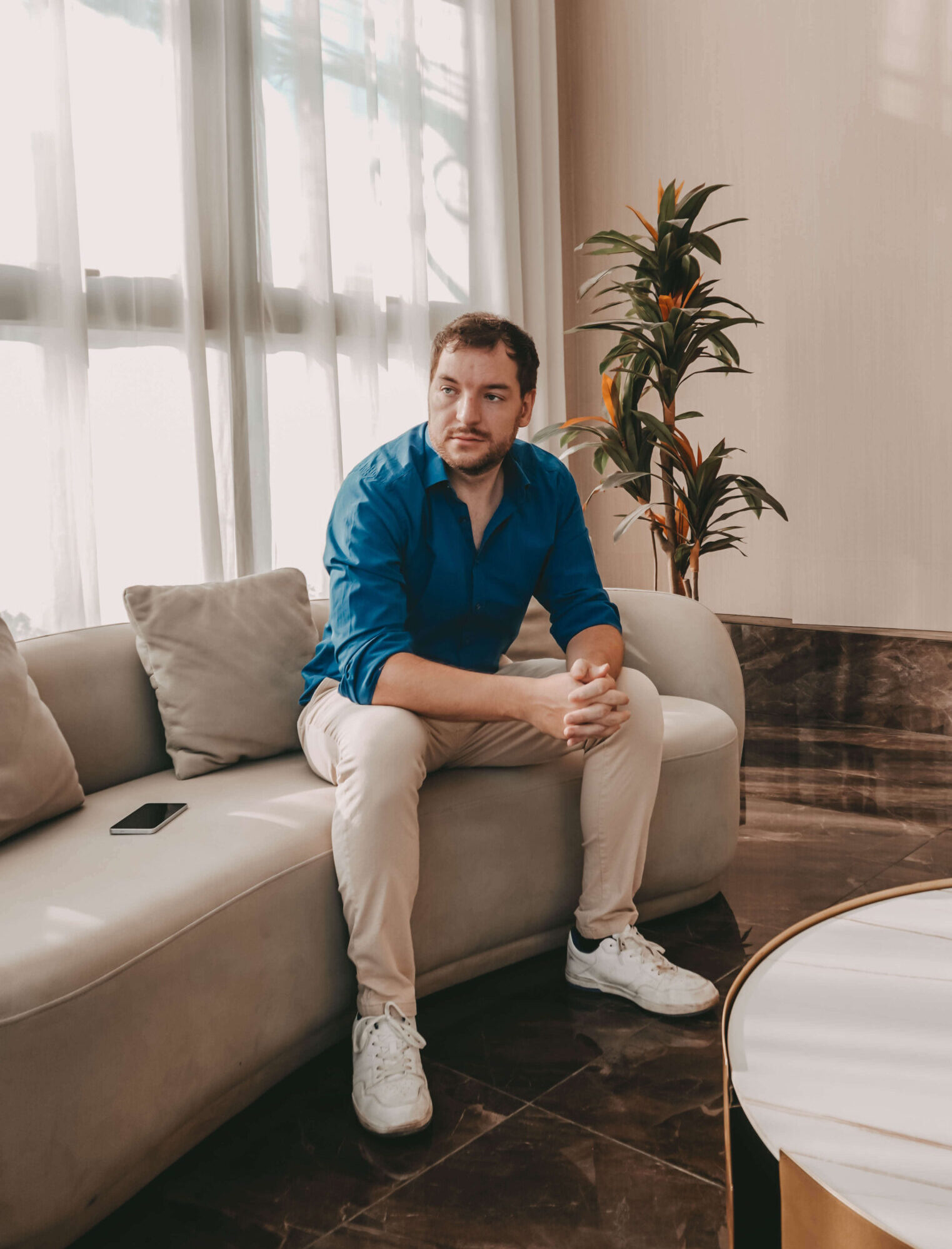 Dennis Woerner min Dennis Wörner vor einer Wand