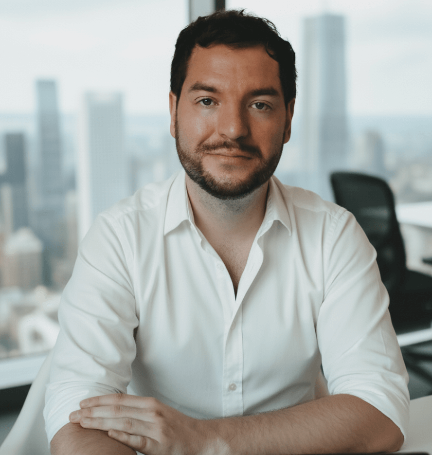 Dennis Woerner min Dennis Wörner vor einer Wand